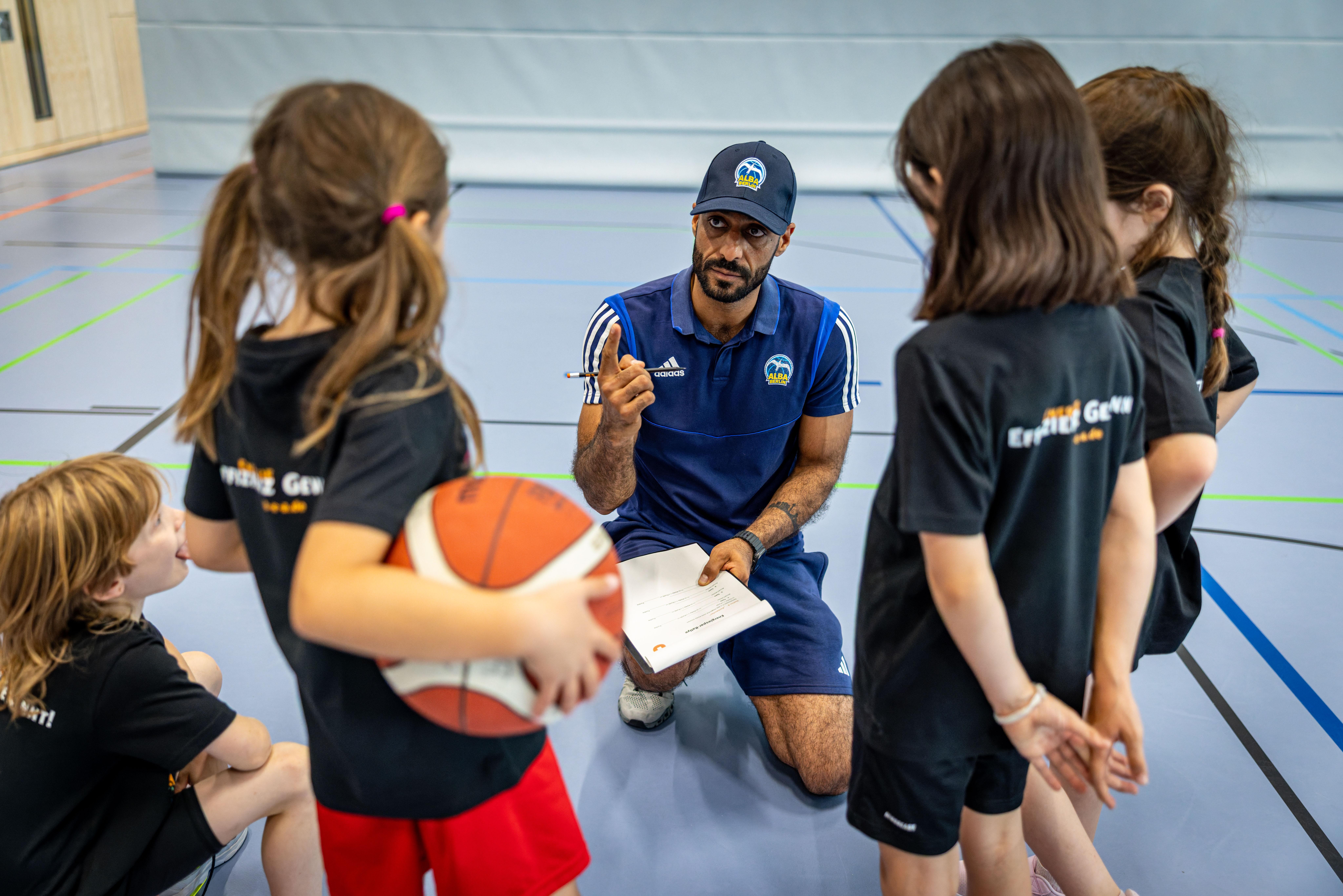 Baskettballtrainer mit Kindern