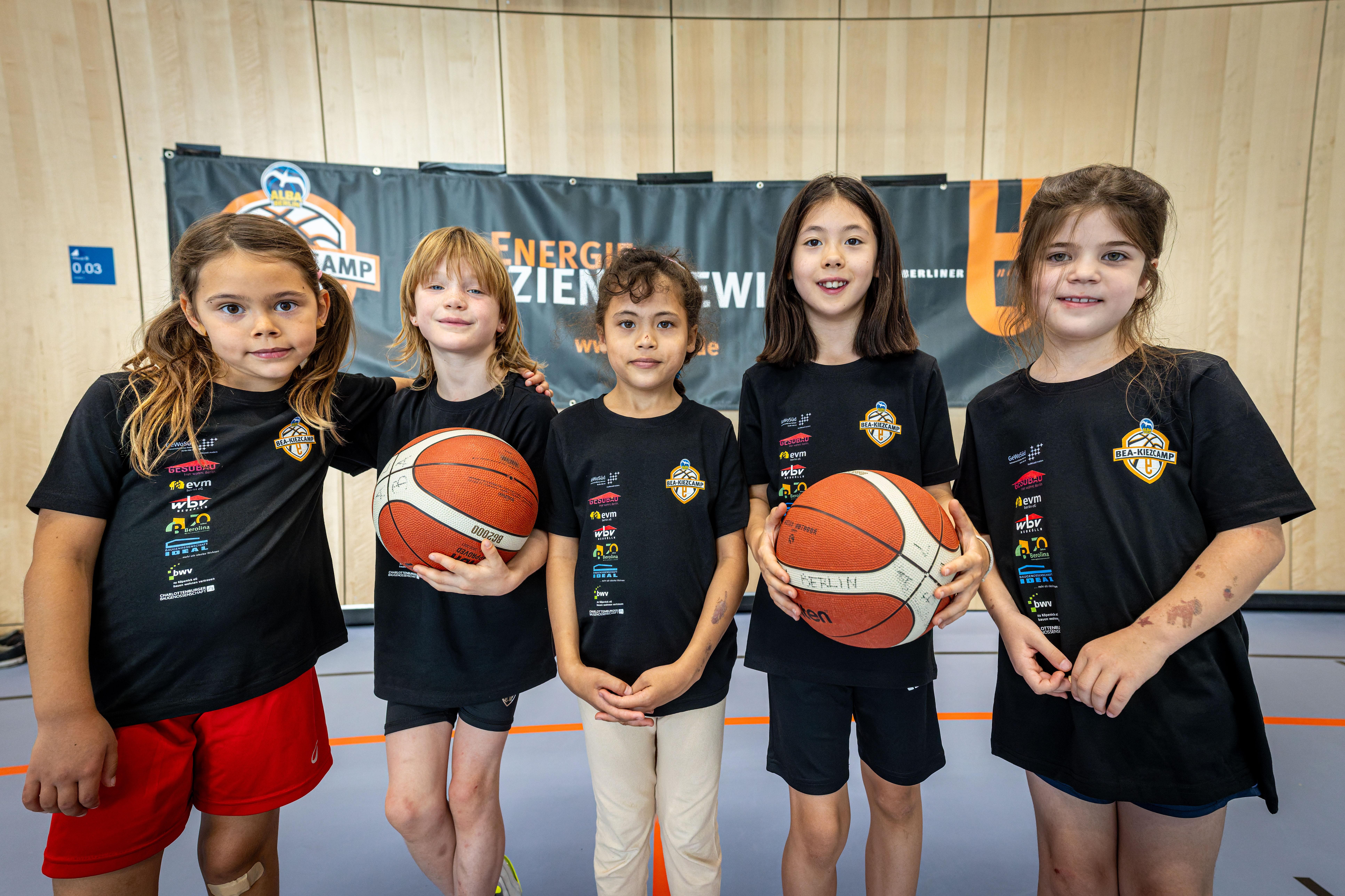 Mädchen mit Basketball