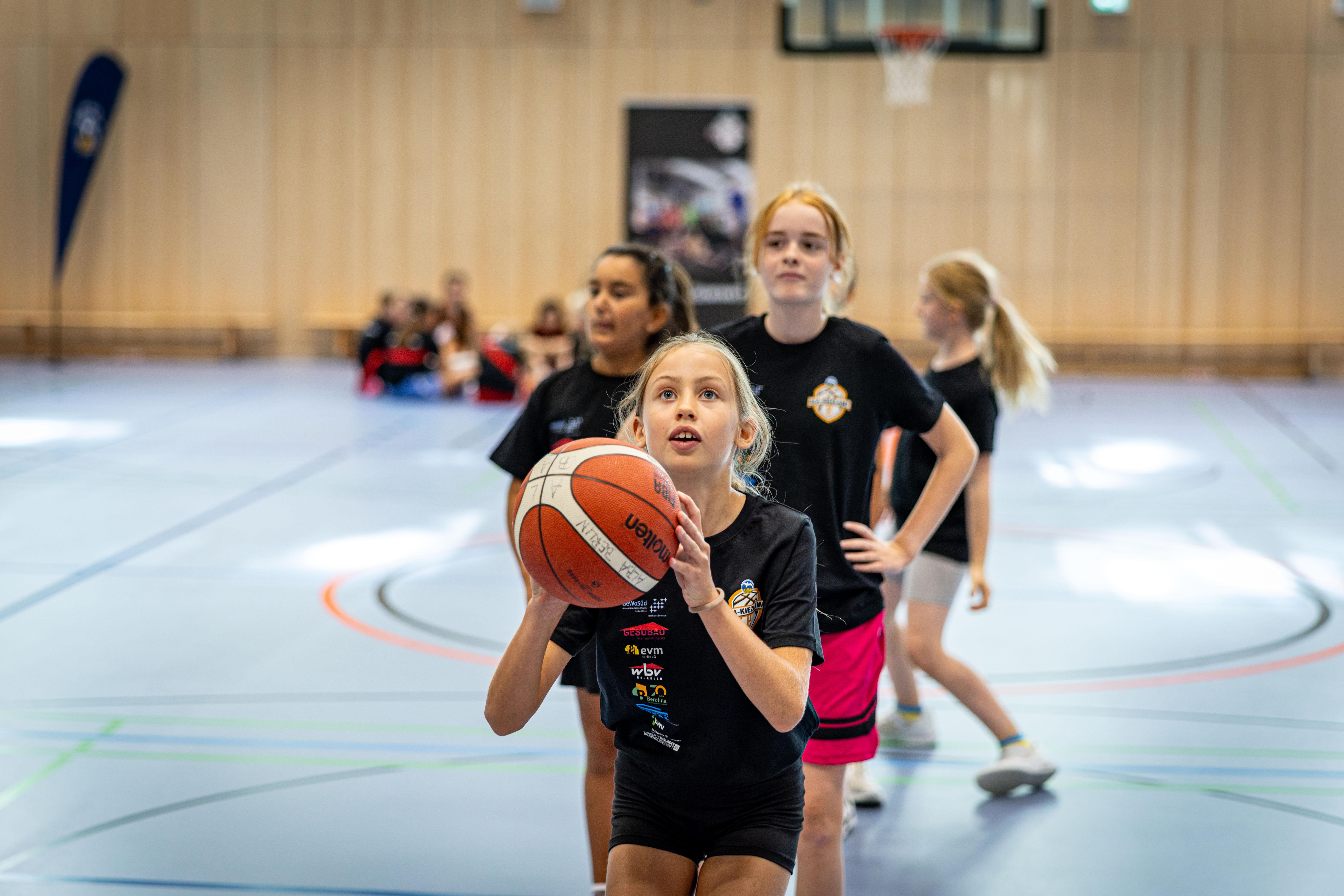 Mädchen mit Basketball
